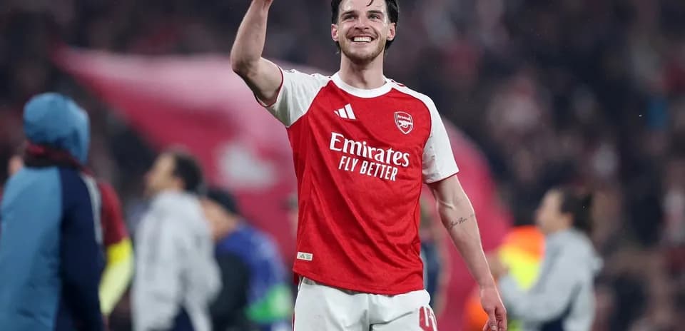 Jugador de Arsenal celebrando con el puño en alto
