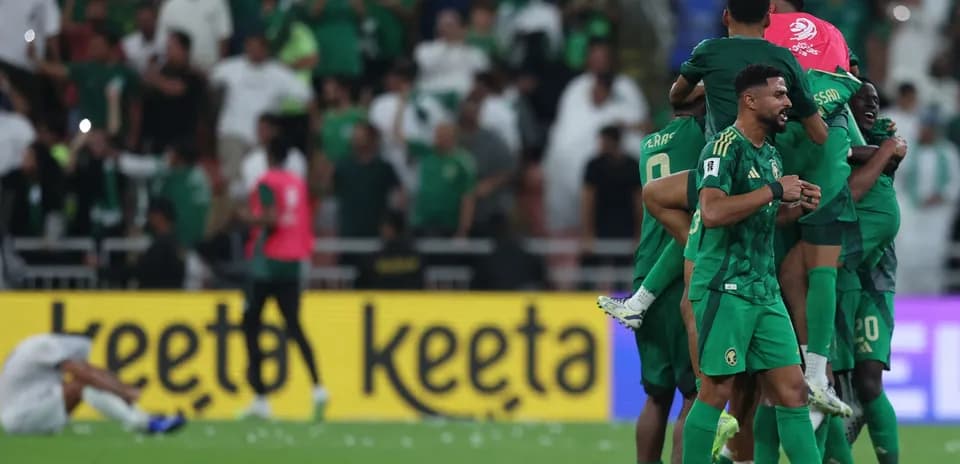 Jugadores de Arabia Saudita celebrando en el campo