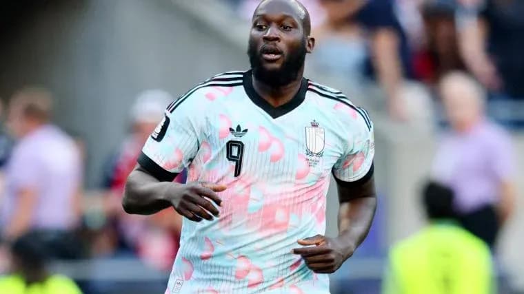Jugador corriendo con camiseta de Bélgica durante partido