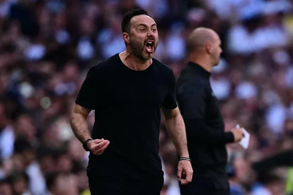 Entrenador gritando durante un partido de fútbol