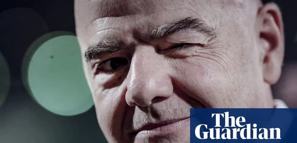 Hombre guiñando un ojo con fondo borroso