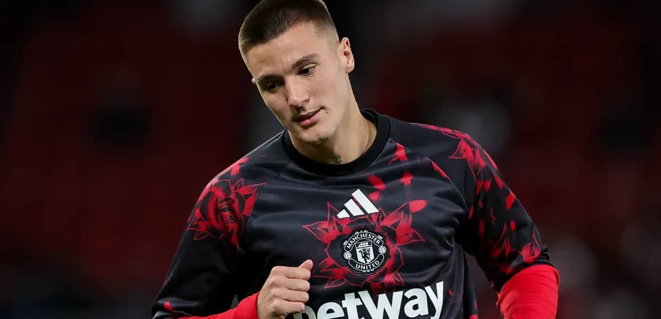 Jugador calentando con camiseta de Manchester United