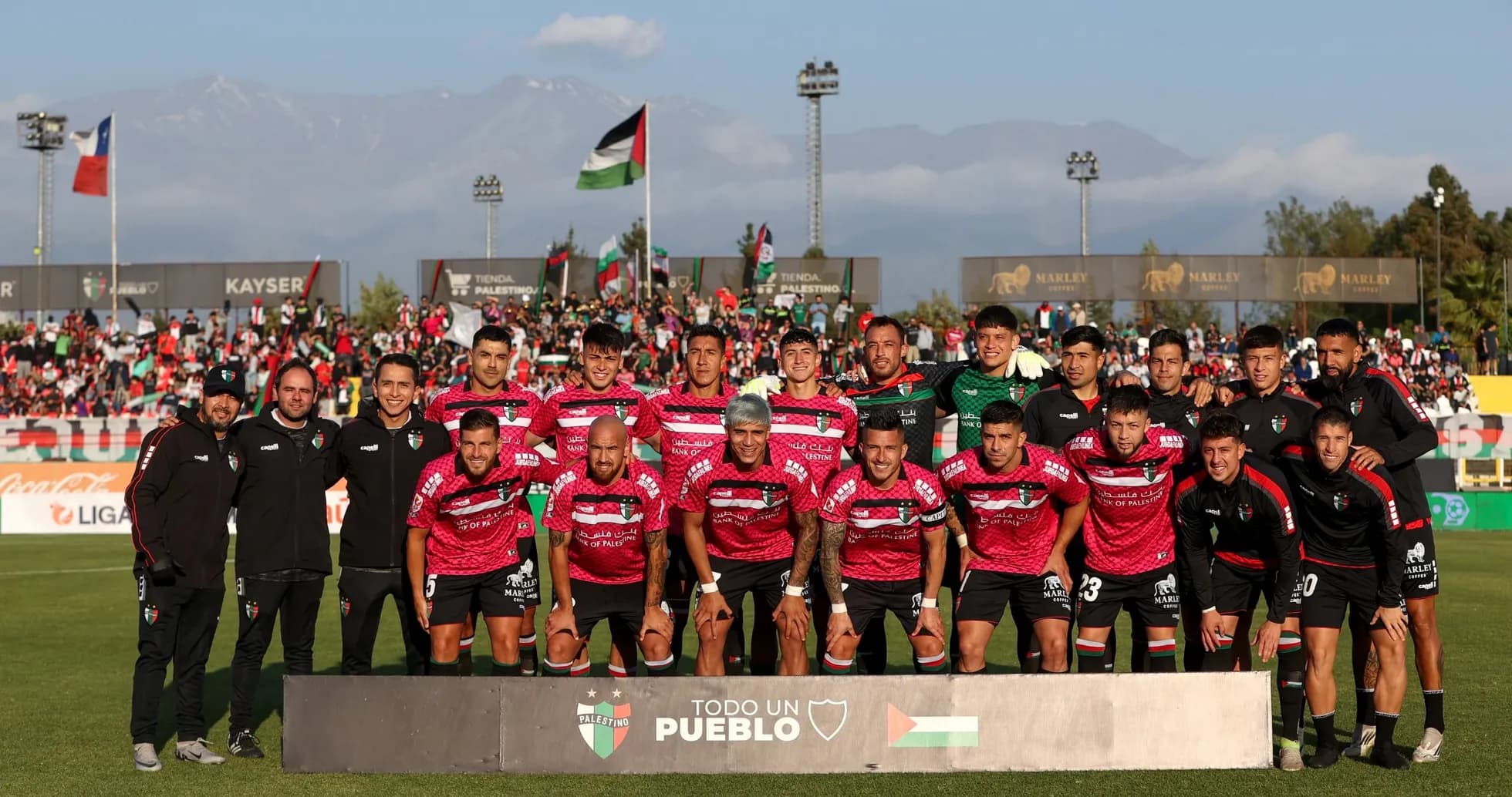 Equipo de Palestino posando en el campo