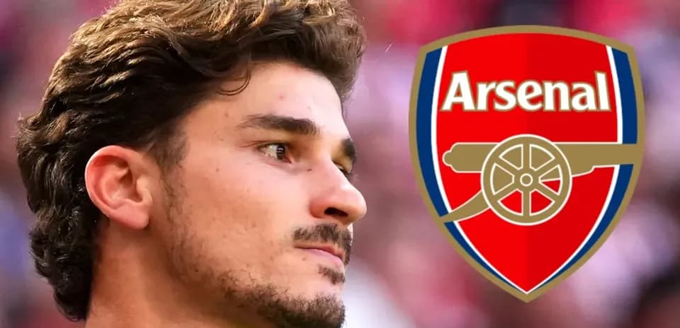 Jugador de Arsenal con logo del club al fondo