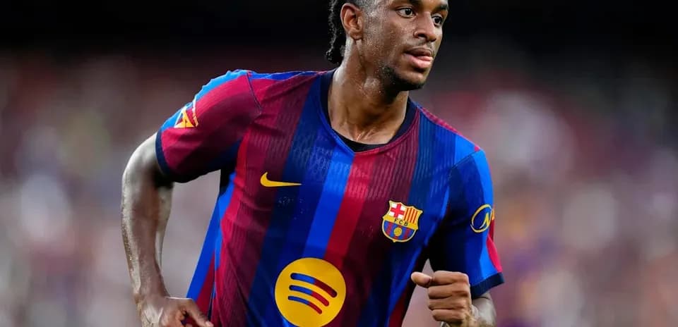 Jugador de Barcelona corriendo en el campo