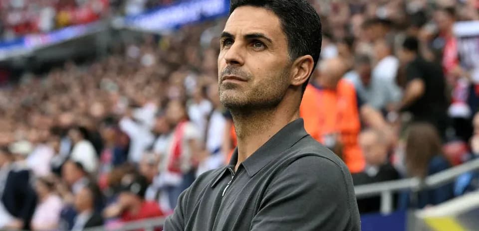Entrenador observando el partido desde la línea