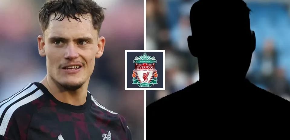 Jugador de Liverpool con camiseta de entrenamiento