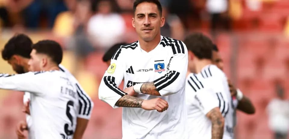 Jugador de Colo Colo en acción durante el partido