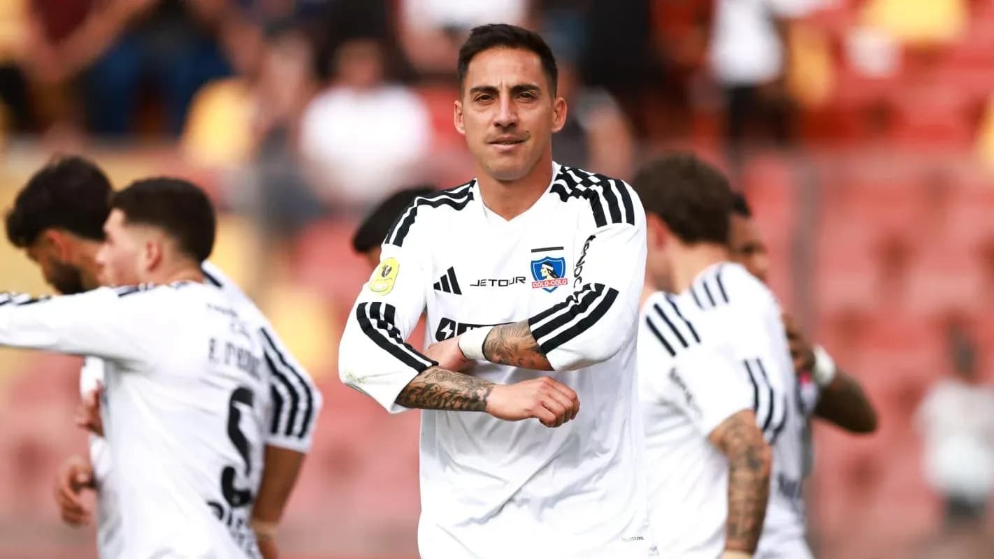 Jugador de Colo Colo en acción durante el partido