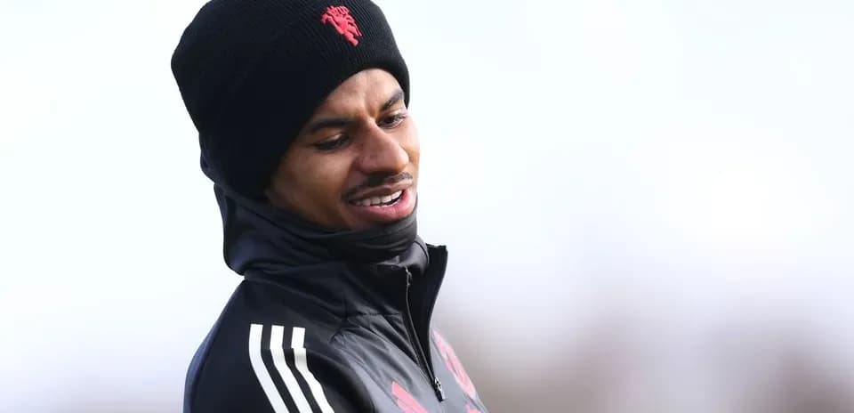 Jugador entrenando con gorro en el campo