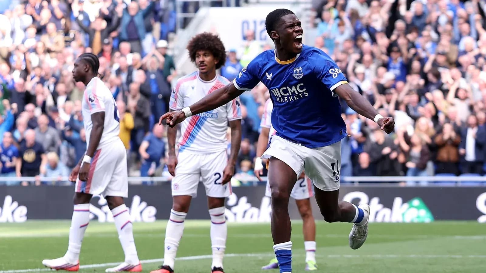 Jugador de Everton celebra un gol en el partido