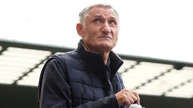 Hombre mayor mirando hacia arriba en un estadio