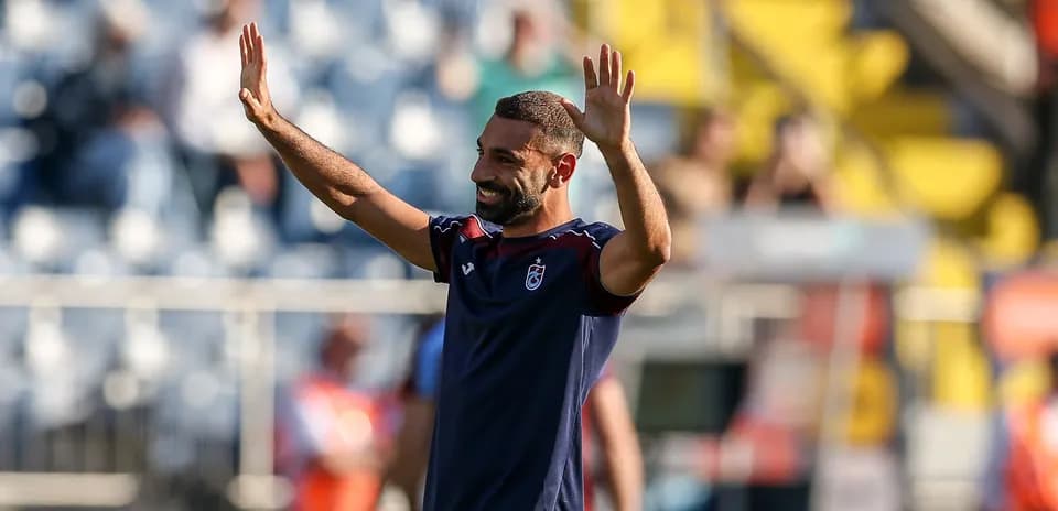 Jugador saludando a la afición en el estadio
