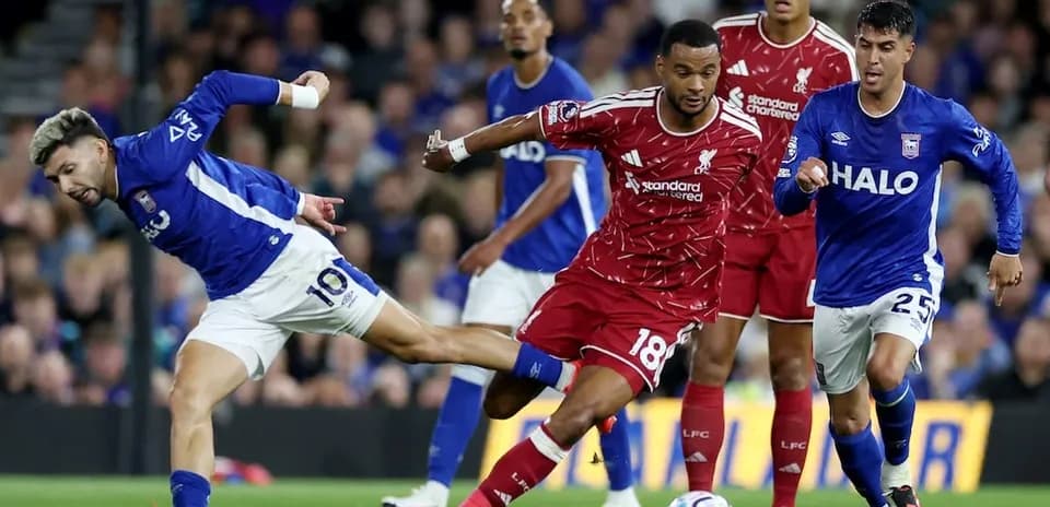 Jugador de Ipswich intenta driblear a defensor de Liverpool