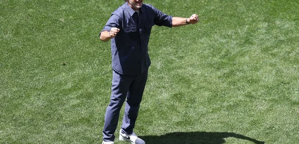 Entrenador celebrando en el campo de juego