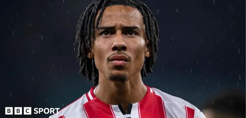 Jugador de Brentford en campo de fútbol bajo lluvia
