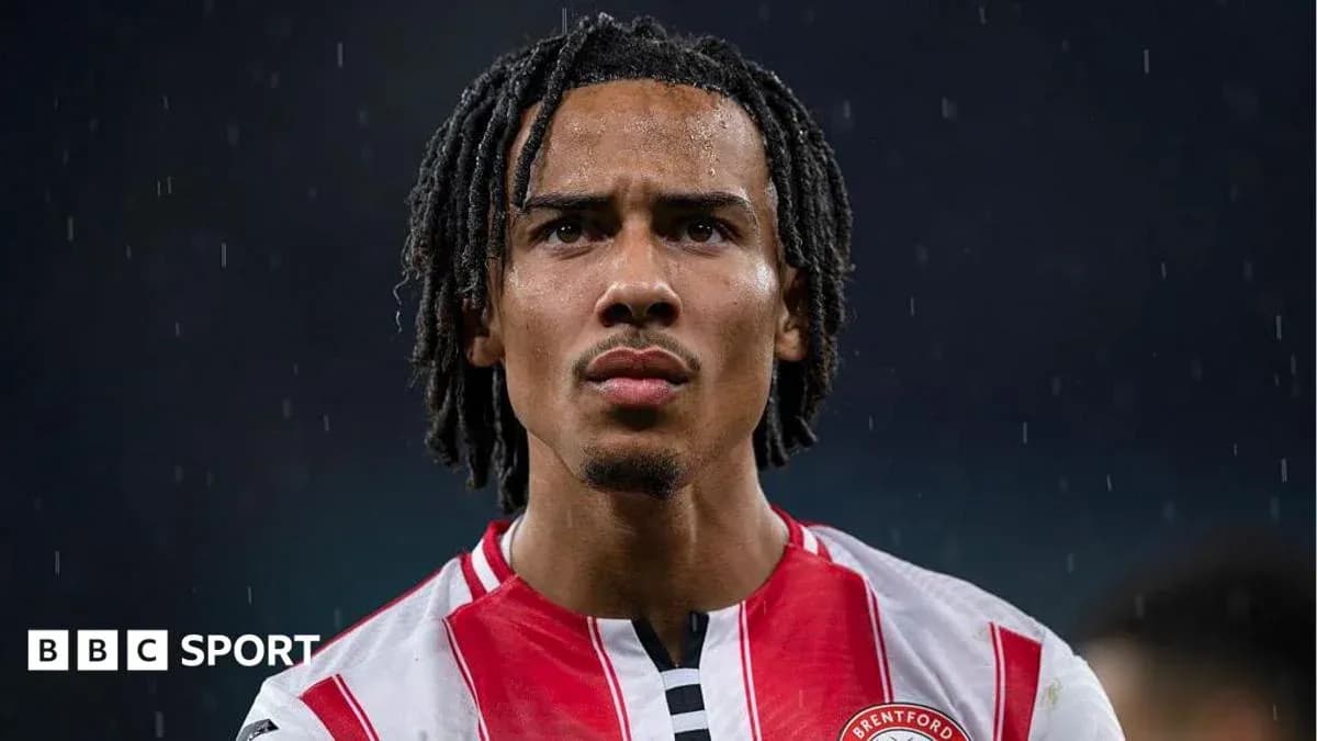 Jugador de Brentford en campo de fútbol bajo lluvia