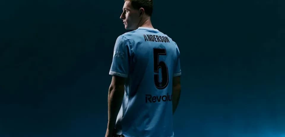 Jugador de fútbol con camiseta azul y número 5