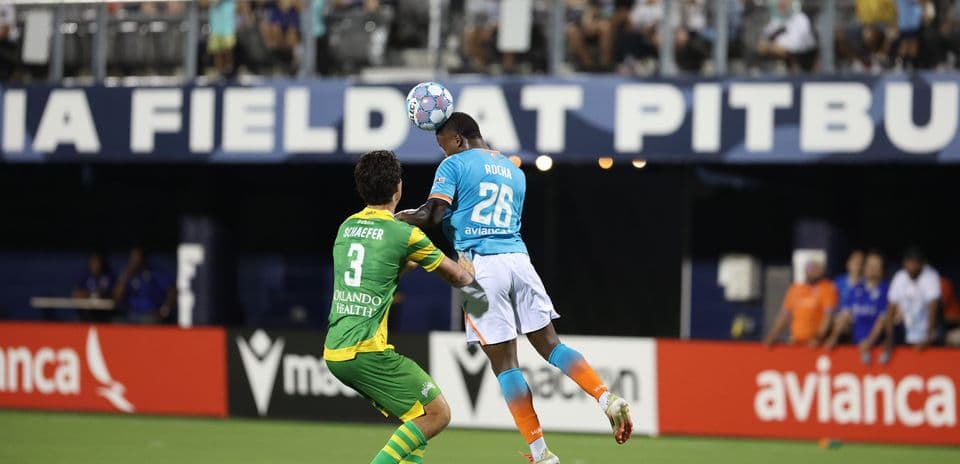 Jugador cabeceando el balón durante el partido