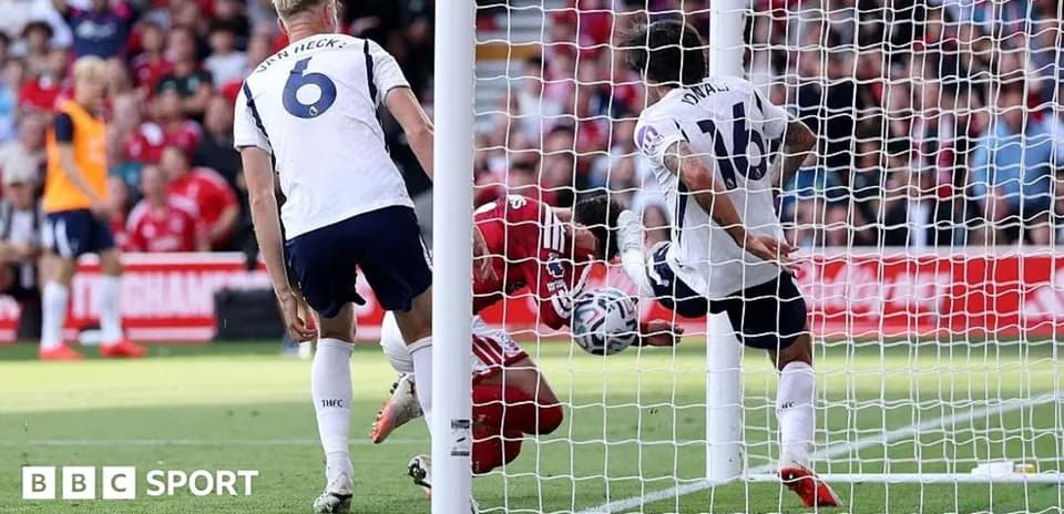 Jugador intenta marcar gol mientras el portero defiende