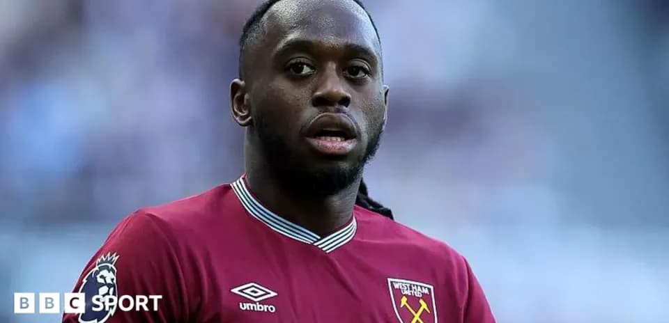 Jugador de West Ham en uniforme durante partido