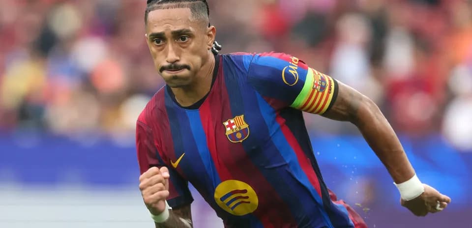 Jugador de Barcelona corriendo en el campo de fútbol