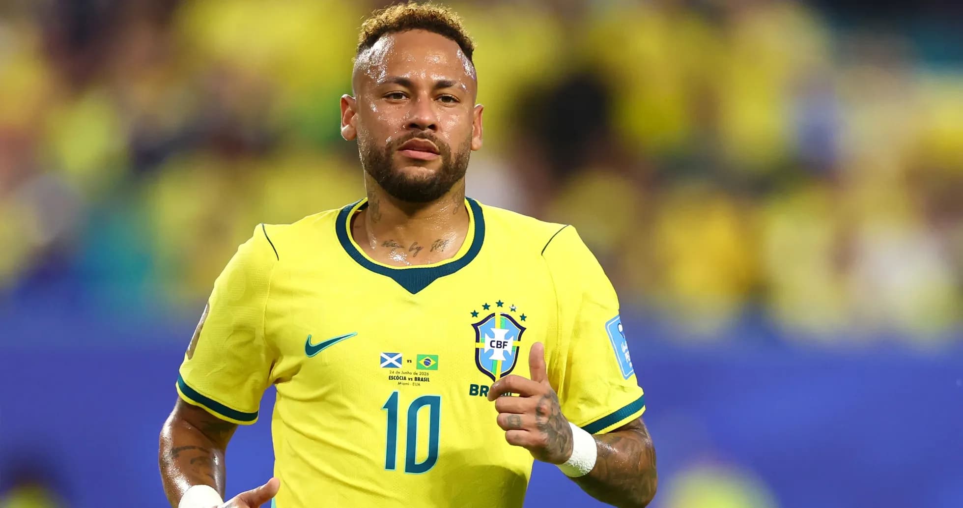 Jugador de Brasil corriendo en camiseta amarilla