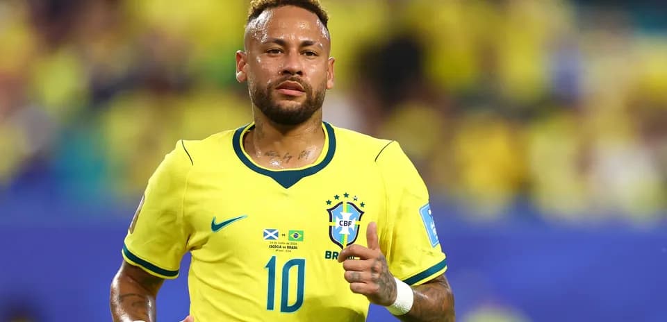 Jugador de Brasil corriendo en camiseta amarilla