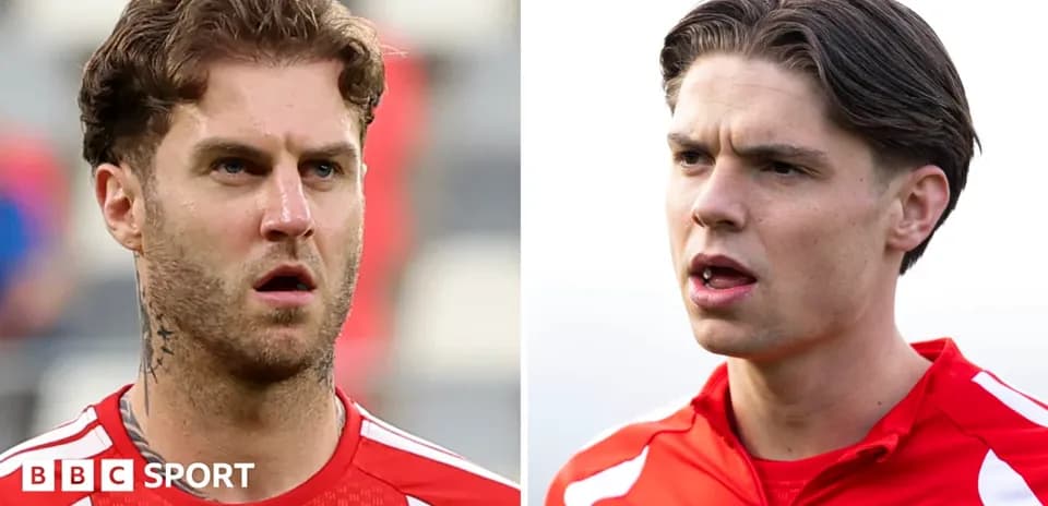 Dos jugadores de fútbol en uniforme hablando
