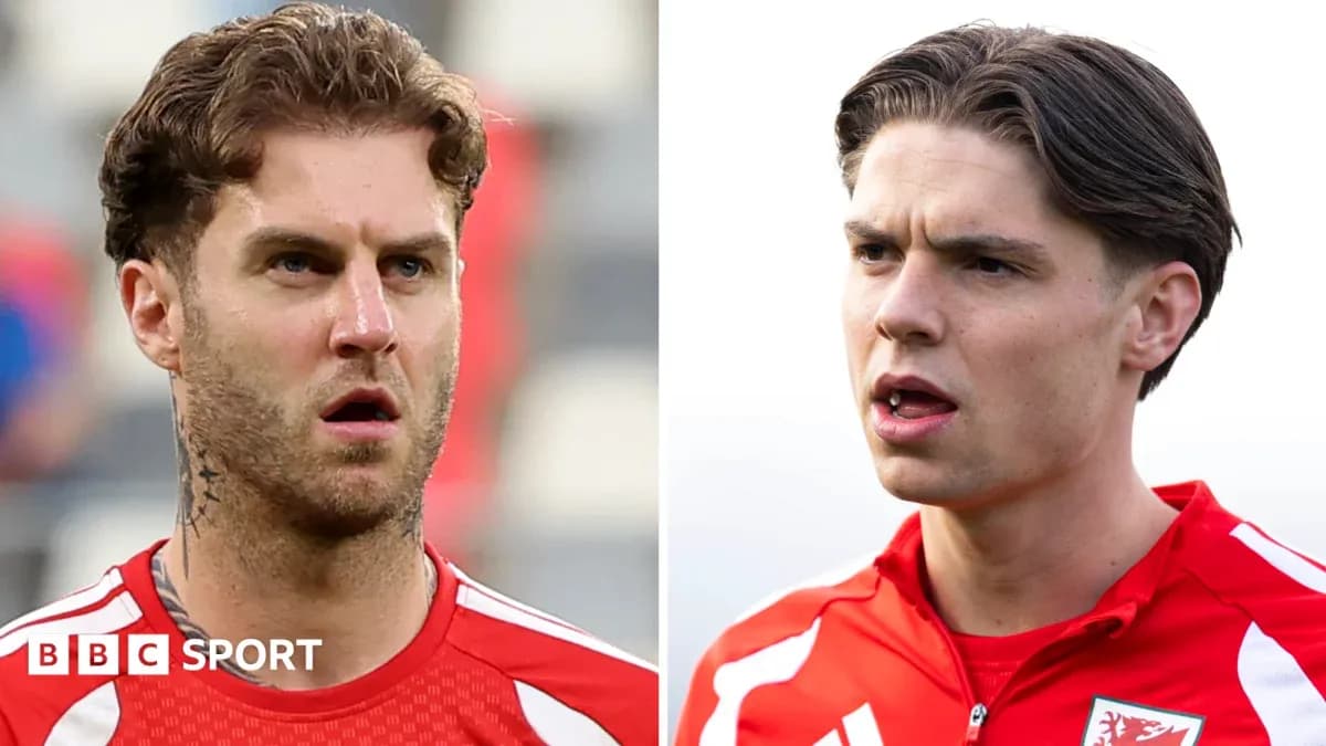 Dos jugadores de fútbol en uniforme hablando
