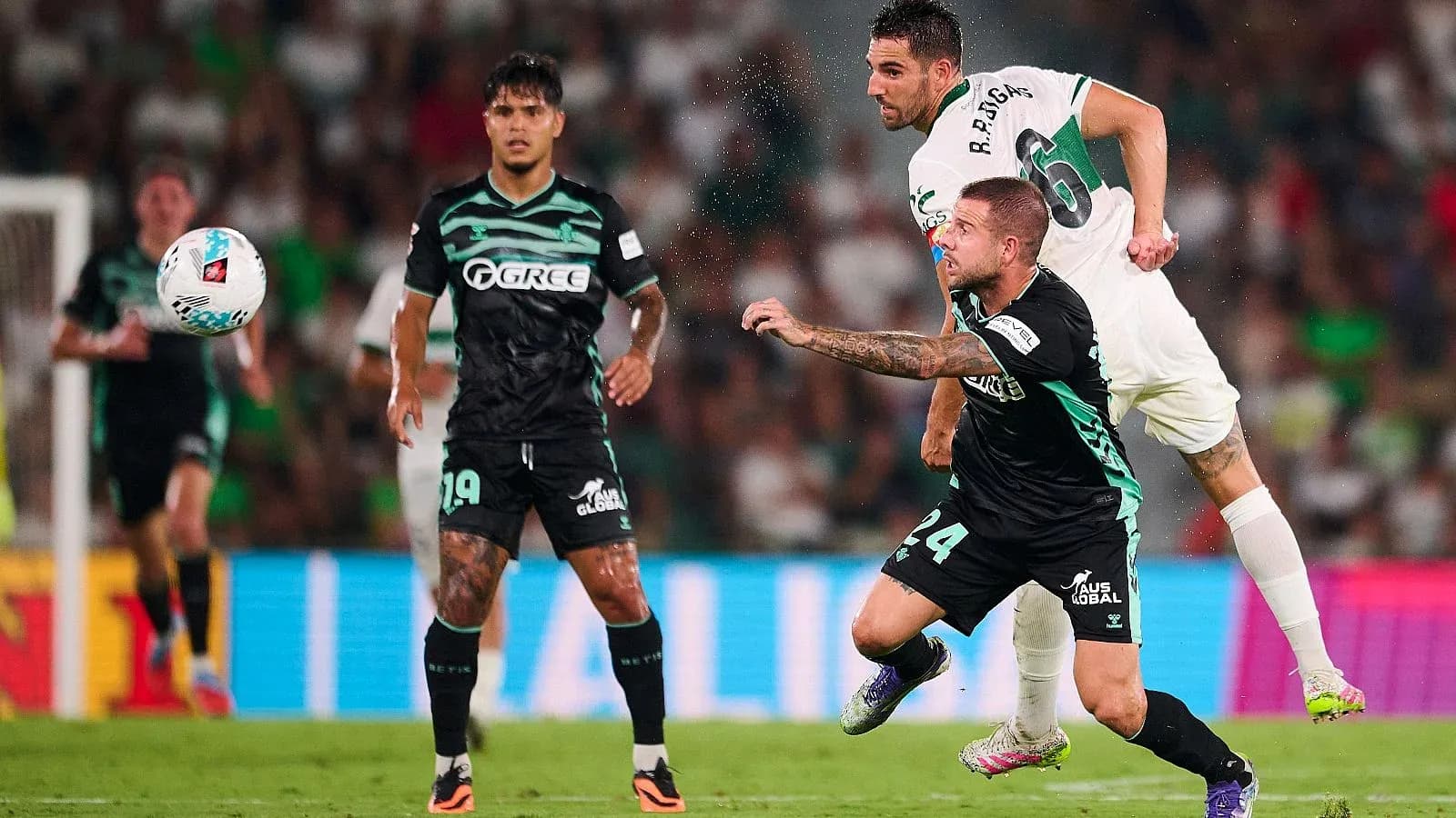 Jugadores de Real Betis y Elche en acción