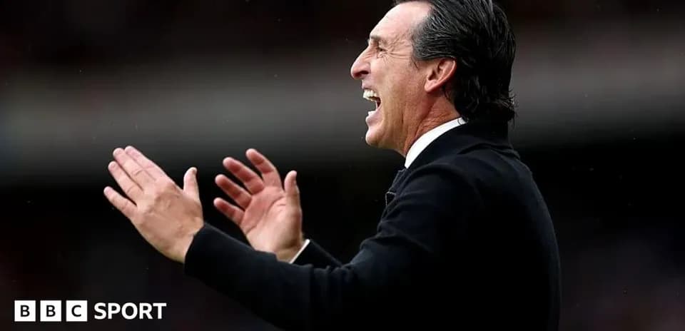 Entrenador dirigiendo a su equipo durante el partido