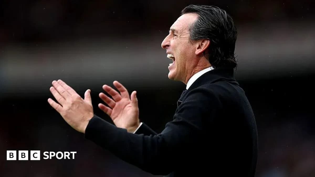 Entrenador dirigiendo a su equipo durante el partido