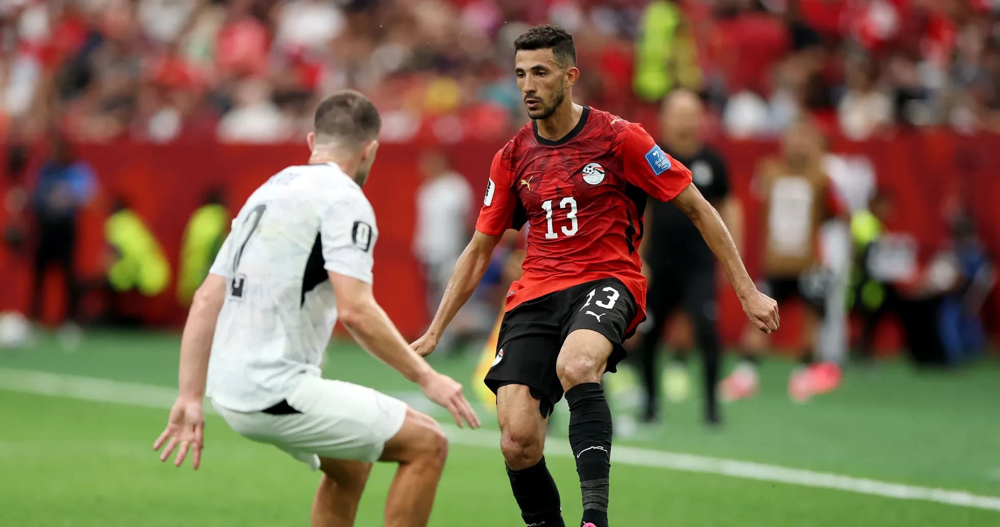 Jugador de Egipto driblando a oponente en el partido