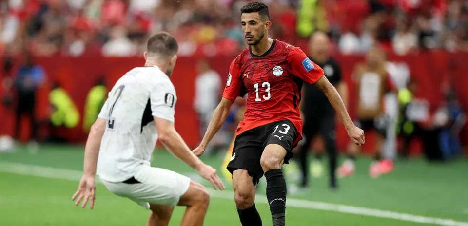 Jugador de Egipto driblando a oponente en el partido