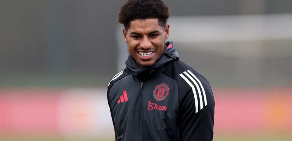 Jugador de Manchester United entrenando en el campo