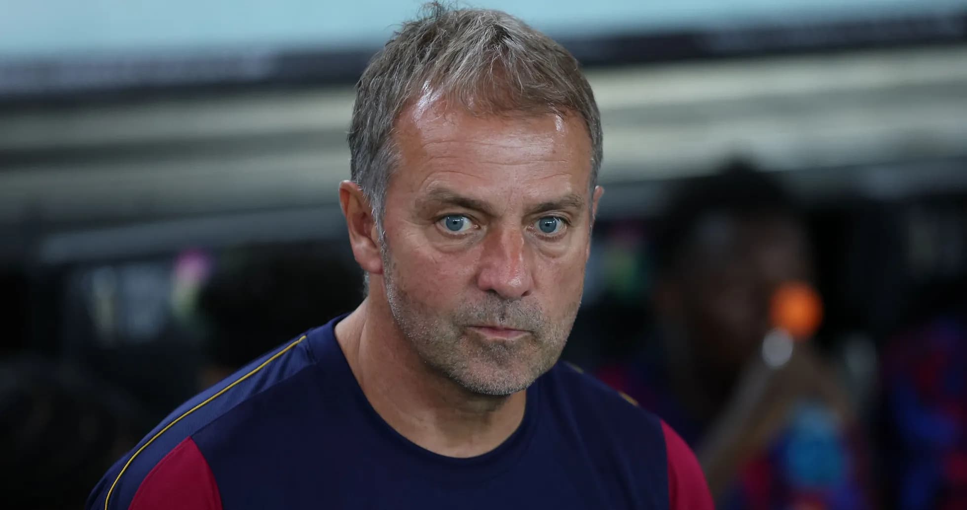 Entrenador observando desde el banquillo durante partido