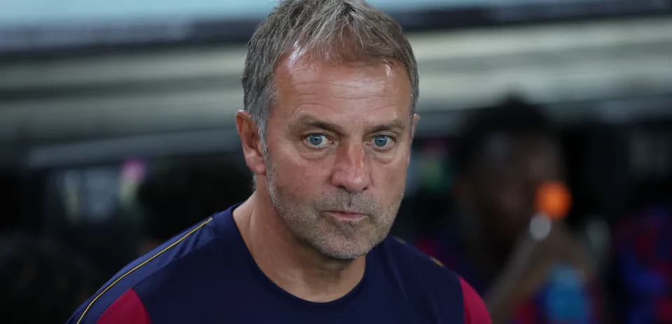 Entrenador observando desde el banquillo durante partido