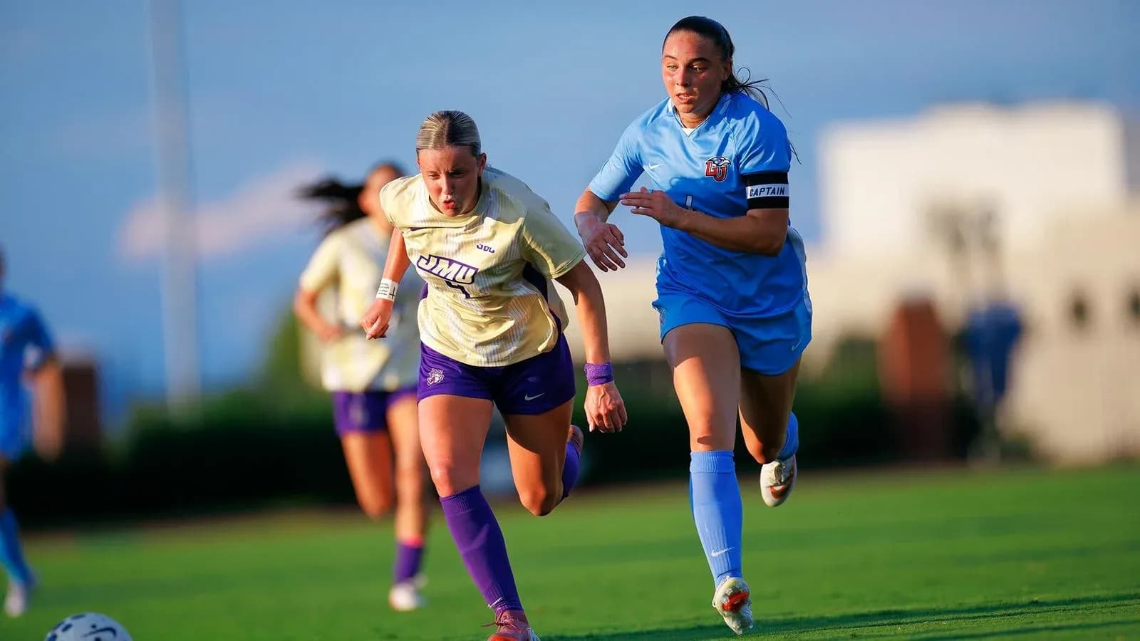 Jugadoras compitiendo por el balón en el campo