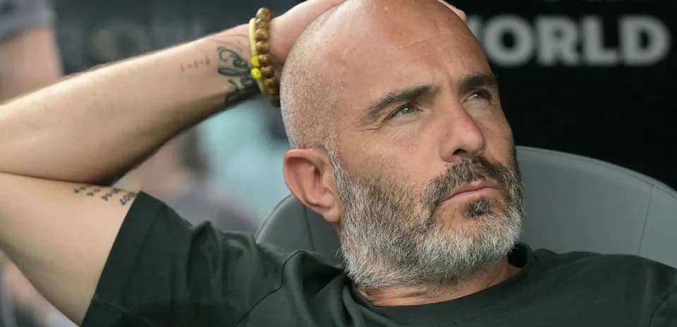 Entrenador sentado en el banquillo durante el partido