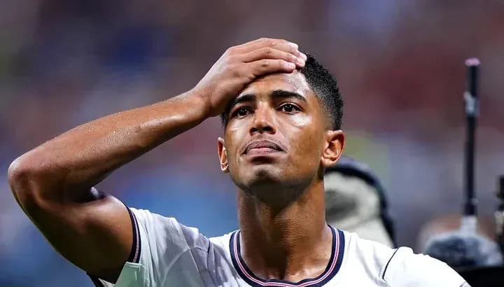 Jugador tocándose la cabeza tras una jugada
