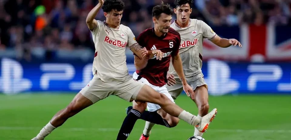 Jugadores compitiendo por el balón en el partido