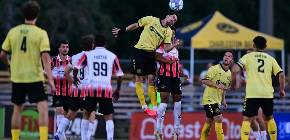 Jugando balón en el partido Charleston Battery vs Pittsburgh Riverhounds
