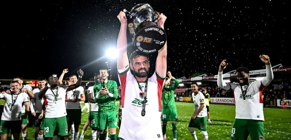 Jugador levantando el trofeo de campeones con su equipo
