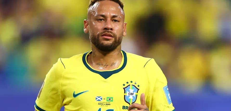 Neymar en camiseta amarilla de Brasil en el campo