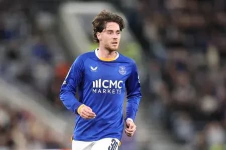 Jugador corriendo en la cancha con camiseta azul