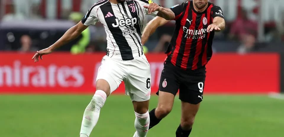 Jugador de Juventus compitiendo por el balón