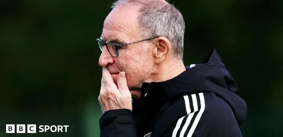 Entrenador pensativo en la sesión de entrenamiento