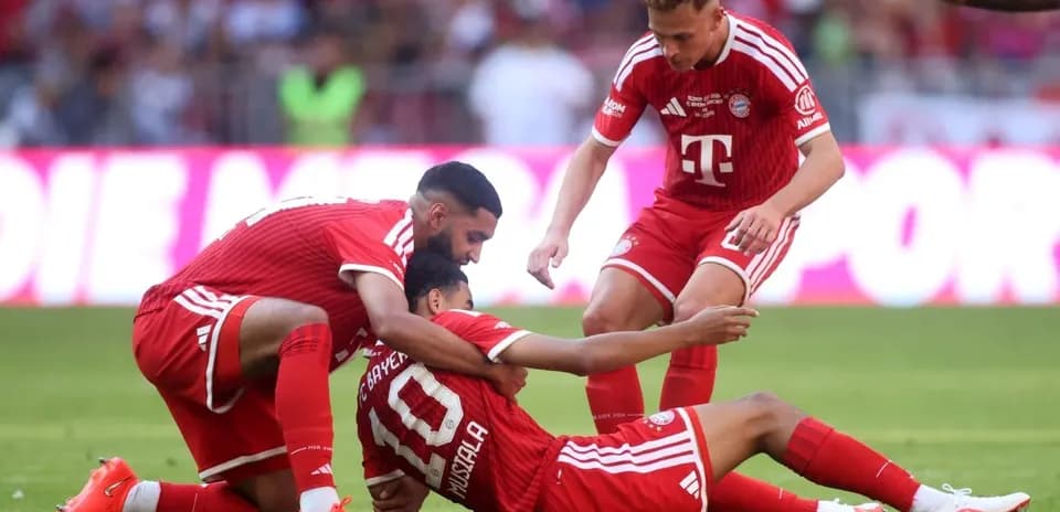 Jugadores de Bayern Múnich celebrando en el campo