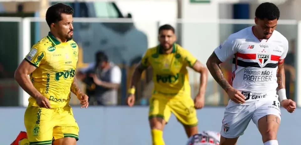 Jugadores de Mirassol y Sao Paulo en acción